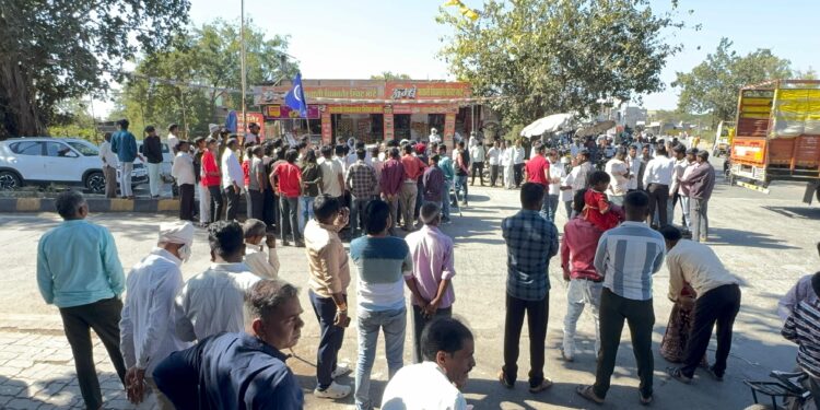 शिराळा गावात डॉ. बाबासाहेब आंबेडकर यांच्या बॅनरवर गुटखा थुंकल्याची घटना उघड; तणावपूर्ण वातावरण