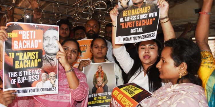 उन्नाव बलात्कार प्रकरणी मुंबई युवक काँग्रेसचे लोकल ट्रेनमध्ये जनजागृती आंदोलन.