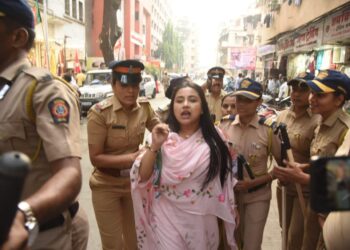 भाजप कार्यालयासमोर फुले उधळून राहुल गांधींना दिलेल्या जीवे मारण्याच्या धमकीचा केला निषेध