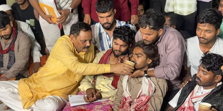 १७ दिवसांपासून सुरू असलेले आदिवासी विद्यार्थ्यांचे आंदोलन स्थगित; सरकारकडून मागण्या मान्य करण्याचे आश्वासन